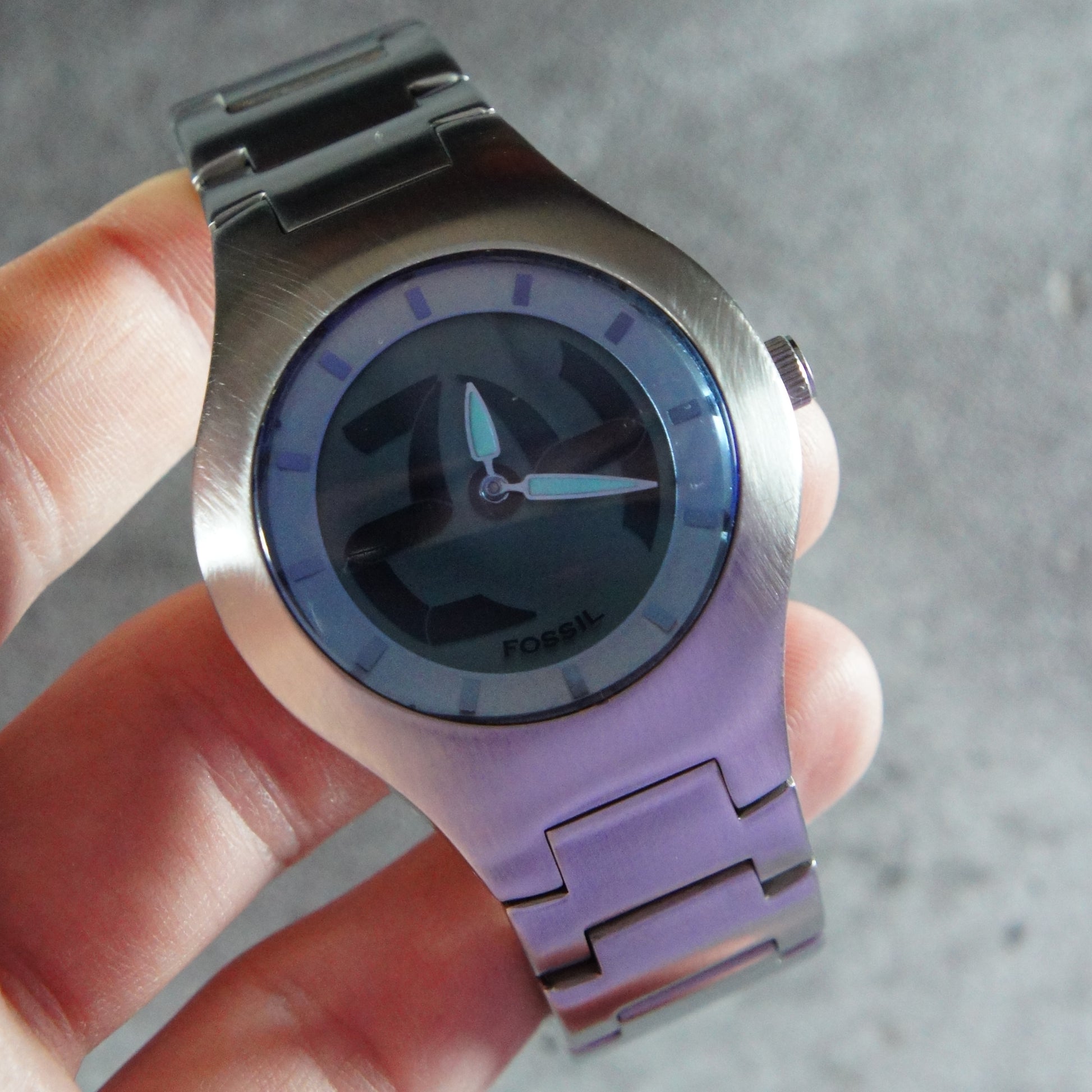 The Fossil Big Tic JR-7946 is an iconic 1990s digital watch known for its oversized display and unmistakable Fossil Big Tic design. This vintage Fossil watch blends retro tech aesthetics with strong streetwear appeal, making it a standout collector’s piece.