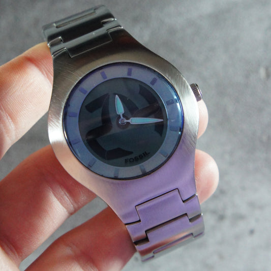 The Fossil Big Tic JR-7946 is an iconic 1990s digital watch known for its oversized display and unmistakable Fossil Big Tic design. This vintage Fossil watch blends retro tech aesthetics with strong streetwear appeal, making it a standout collector’s piece.